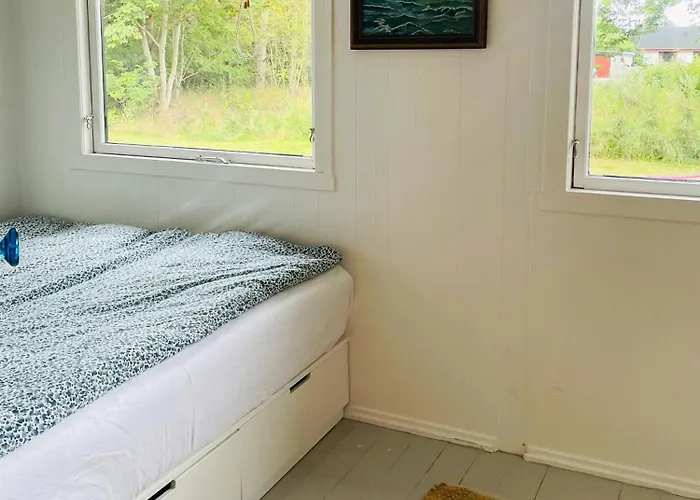 Uniquely Decorated In Hou * Hals