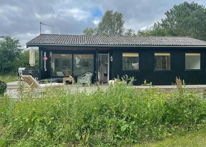 Vakantiehuis Uniquely Decorated In Hou Hals