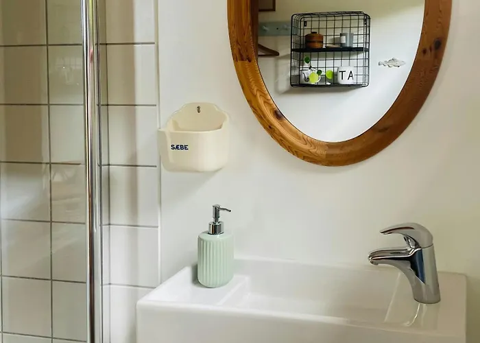 Uniquely Decorated In Hou * Hals