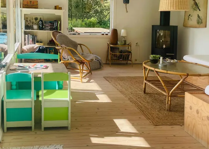 Uniquely Decorated In Hou * Hals